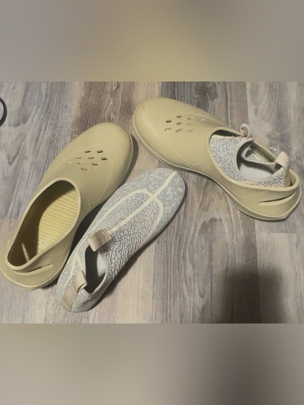 Jordan Men’s Pale Yellow Slip-On Mules with Textured Gray Sock